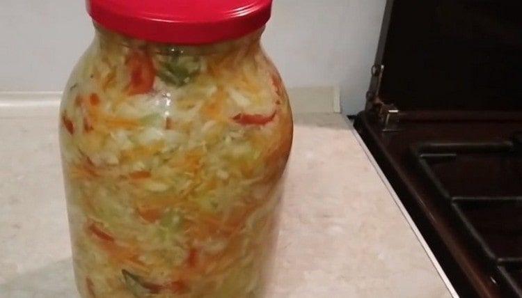 La ensalada de otoño preparada de acuerdo con esta receta no necesita esterilización.
