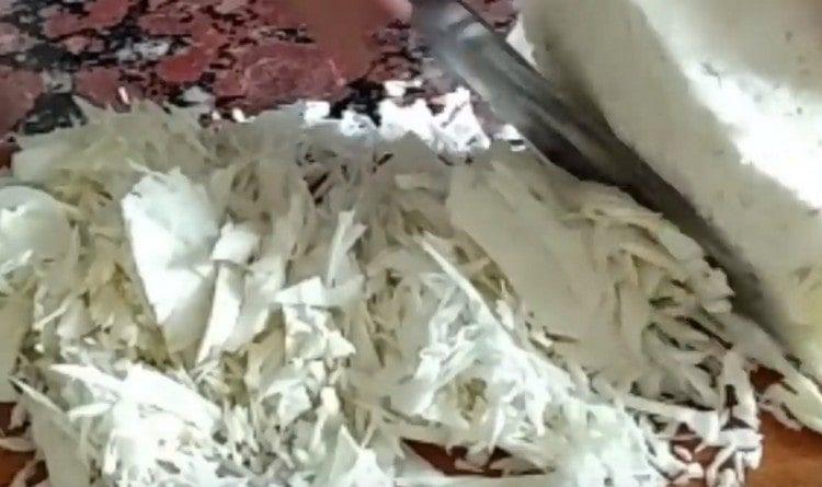 Triturar el repollo.