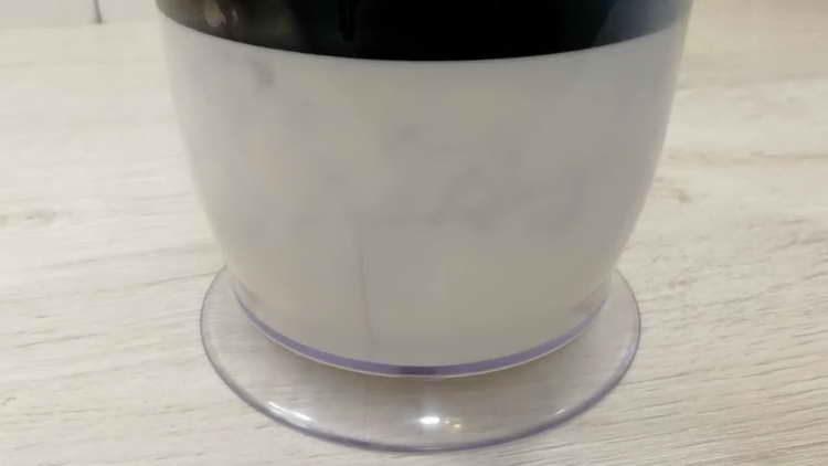 battre la masse de fromage