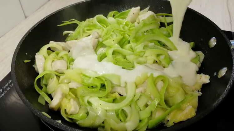 envoyer la sauce à la pâte