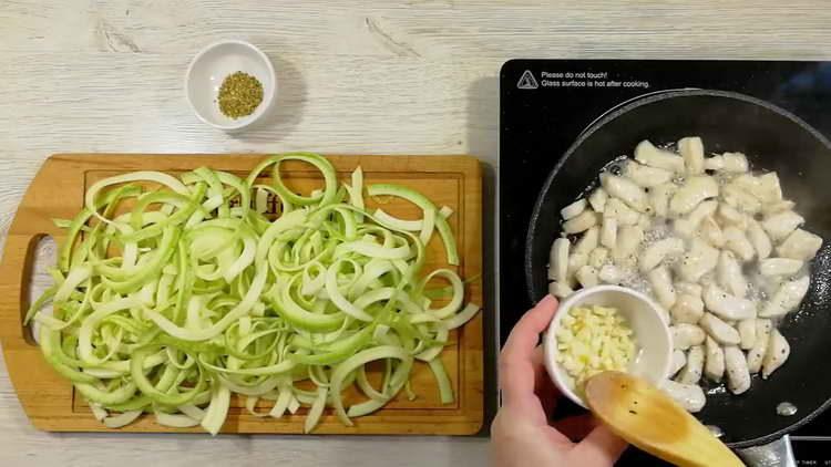 ajouter des épices au poulet