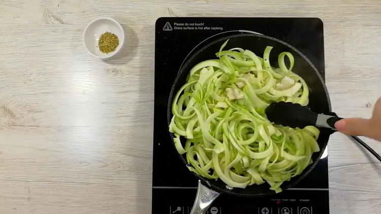 étaler les courgettes sur le poulet