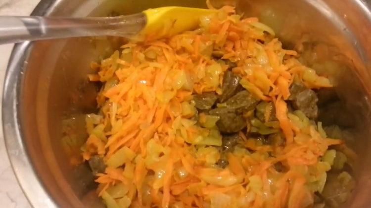 Misture os ingredientes para cozinhar.