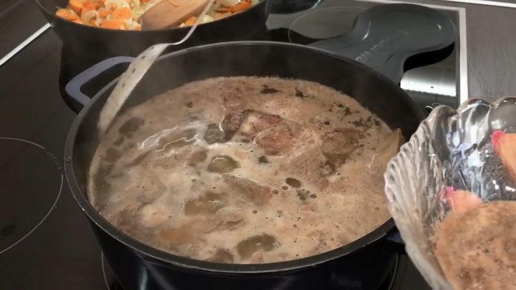 Prepareu els ingredients per cuinar.