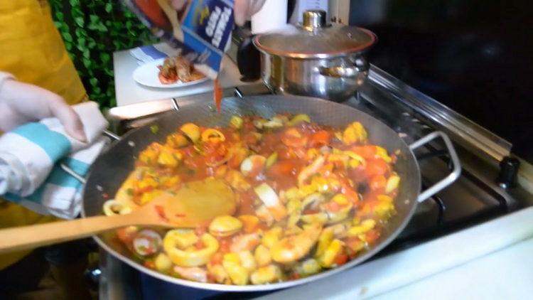 Adăugați pasta de roșii pentru a găti