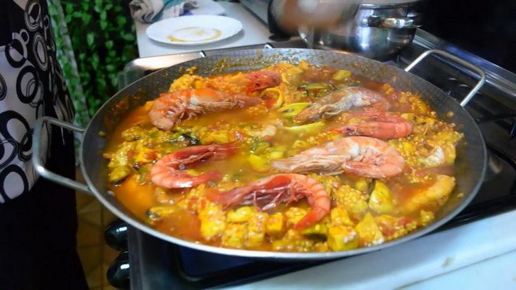 Adăugați creveți pentru a găti