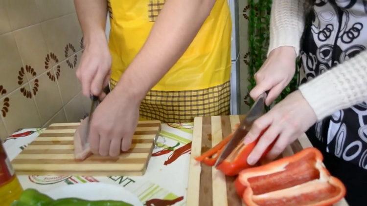 Pentru gătit, toacă ardeiul