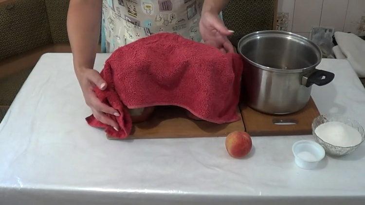 se toarnă apă clocotită în borcane