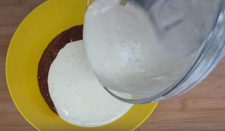 Изсипете полученото тесто в чернодробната маса.