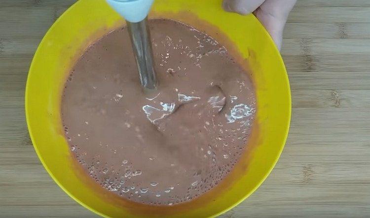 За пореден път прекъсваме добре чернодробното тесто с пасатор.