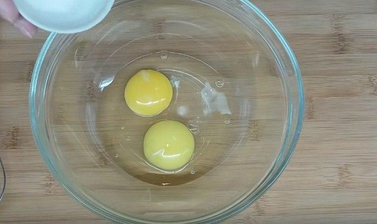 ще ни трябват и две сурови яйца.