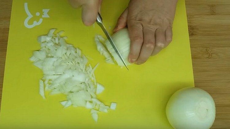 Смелете лука.