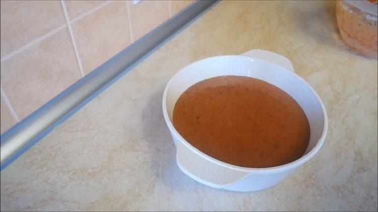 Pro přípravu pokrmu vložte těsto do formy