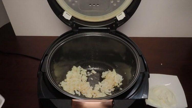 Pentru a pregăti vasul, toacă ceapa