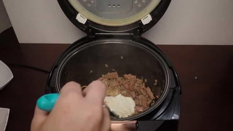 Adăugați smântână pentru gătit