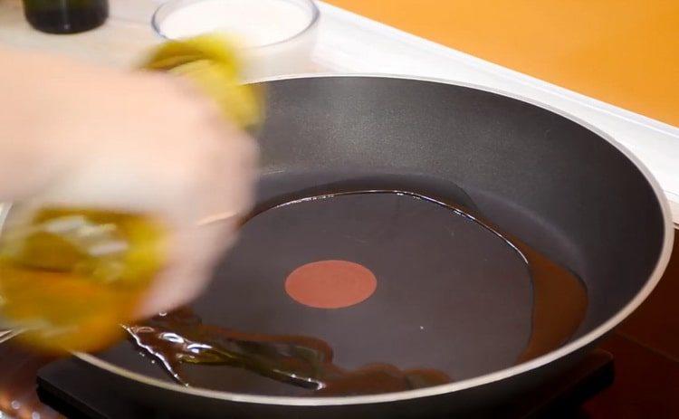 Încălziți tigaia pentru a găti