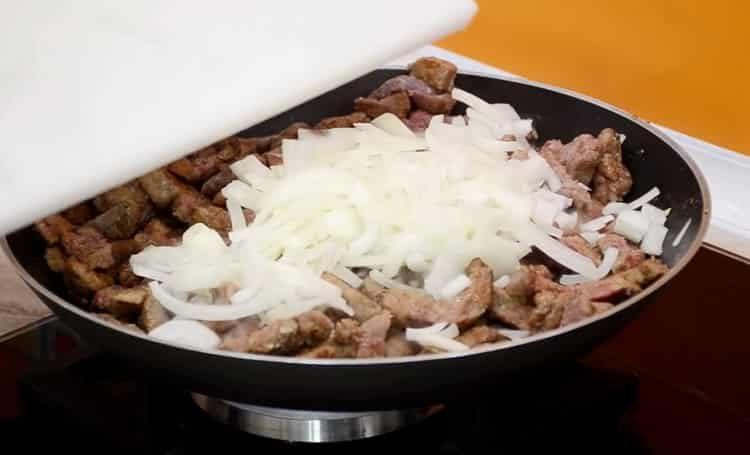 Pentru a găti ficatul, toacă ceapa