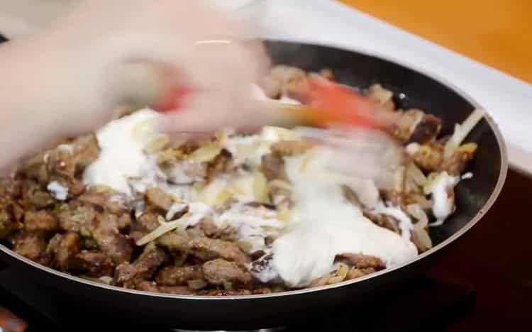 Adăugați smântână pentru a face ficatul