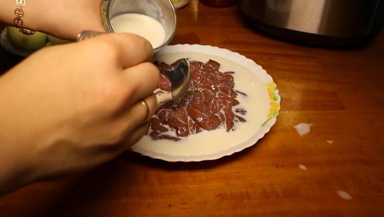 Para cocinar, ponga el hígado en la leche.