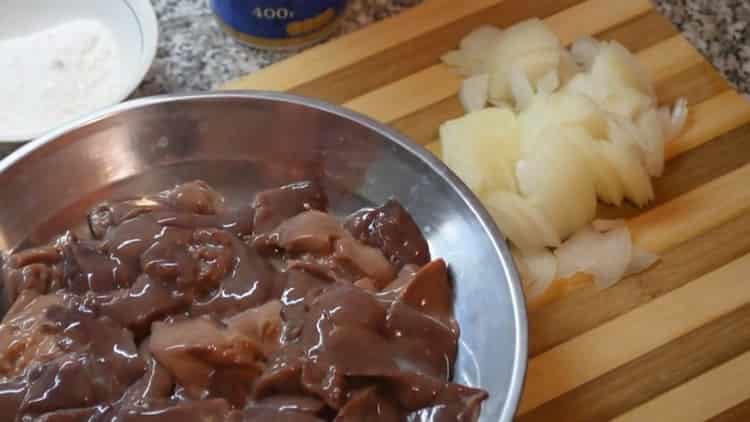 Cuisson du foie à la crème sure avec oignons