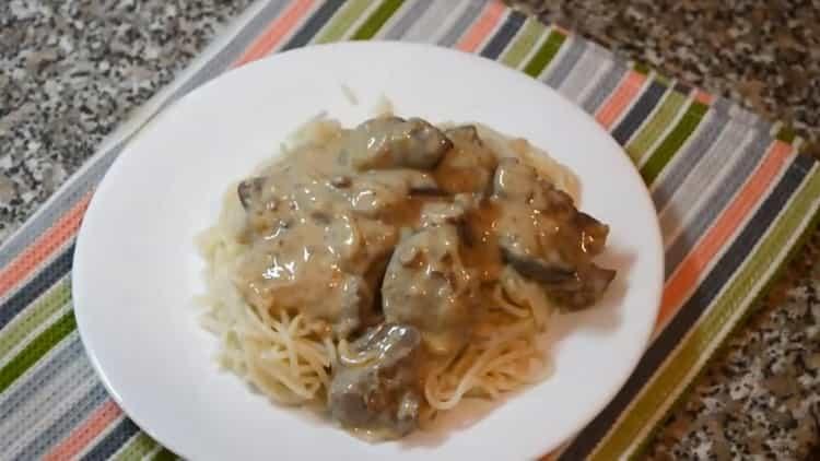 foie à la crème sure avec oignons prêts