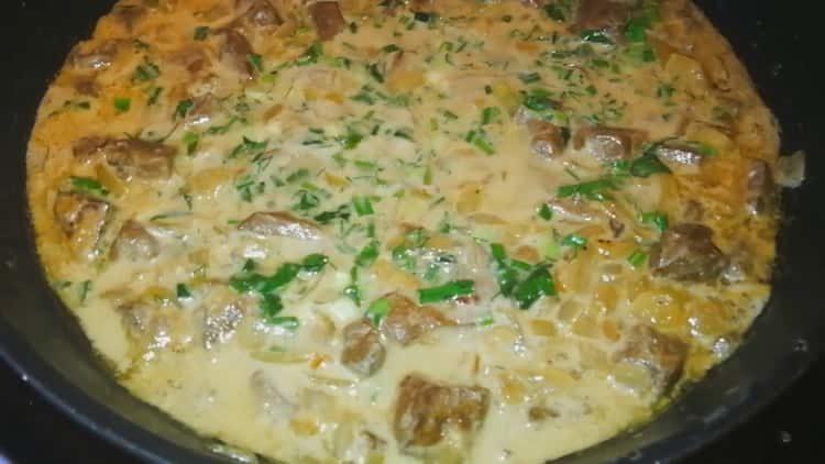 ficatul în smântână cu ceapa într-o tigaie este gata