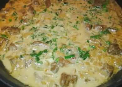 Cum să înveți cum să gătești un ficat delicios în smântână cu ceapă într-o tigaie 🍲