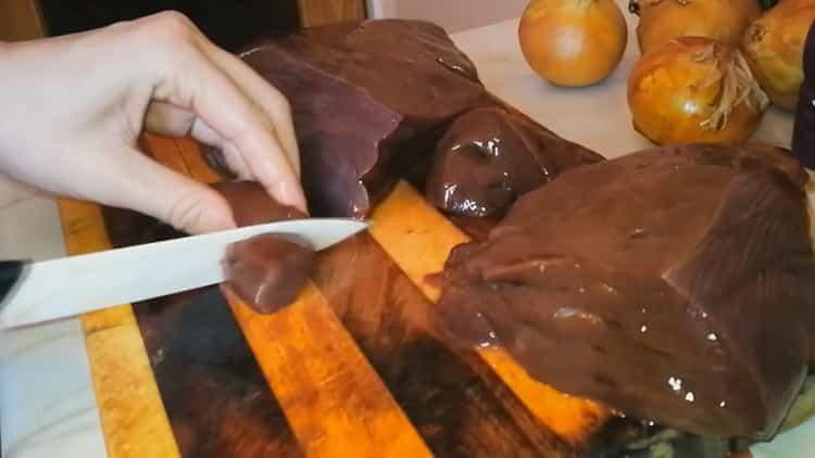 Gătirea ficatului în smântână cu ceapă într-o tigaie