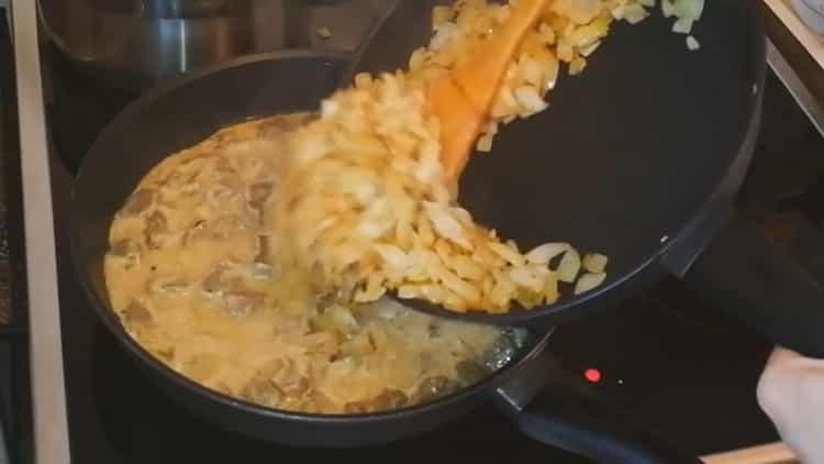 Amestecă ingredientele pentru a găti.