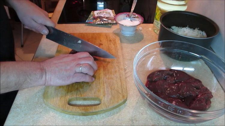 Pagluluto ng karne ng baka sa atay sa isang mabagal na kusinilya