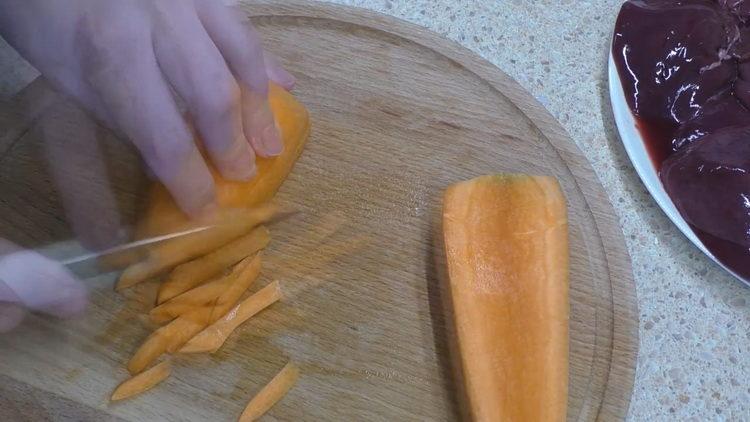 Pentru a găti, toacă morcovii