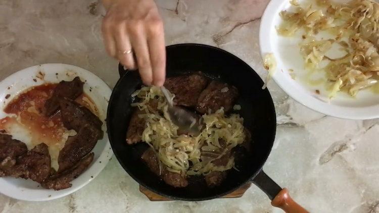 Combinați ingredientele pentru gătit.