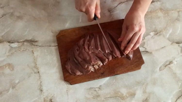 Pentru a pregăti ficatul, tăiați ficatul