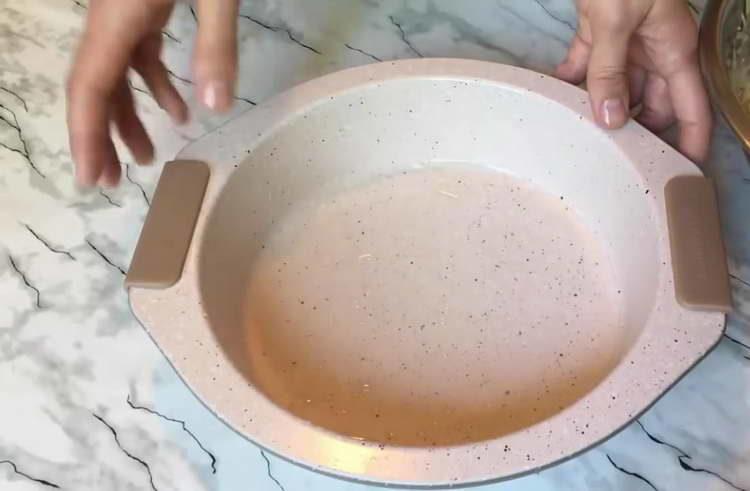 משמנים את תבנית האפייה בשמן