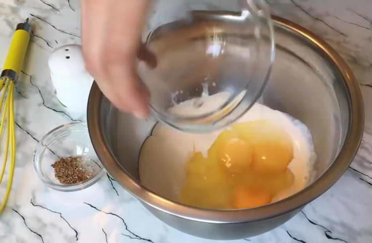 מערבבים ביצים ושמנת חמוצה