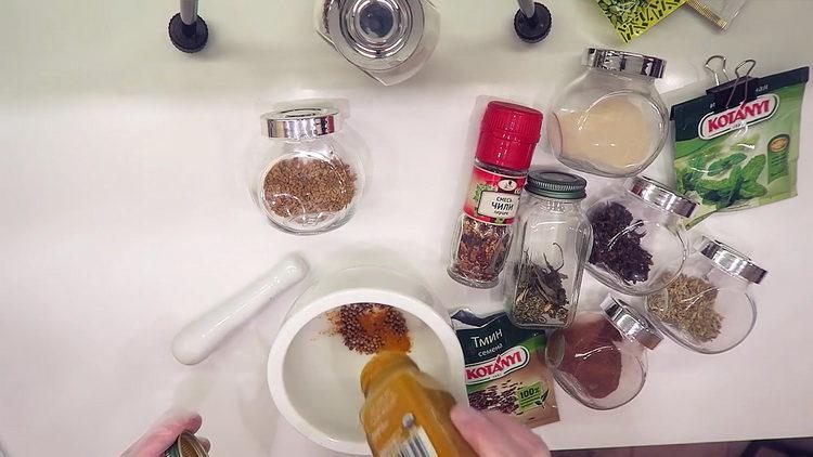 Mélanger les épices pour cuisiner