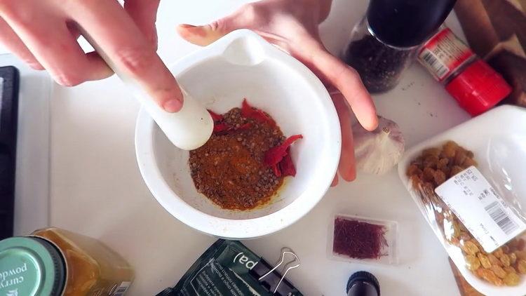 Mélangez les ingrédients pour cuisiner.