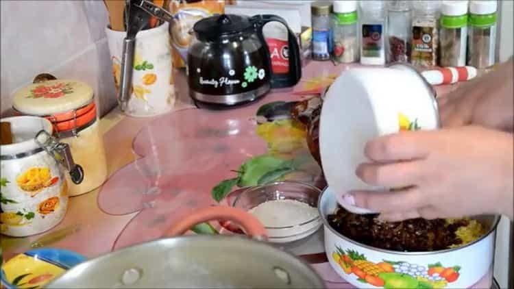 Смесете съставките за готвене.