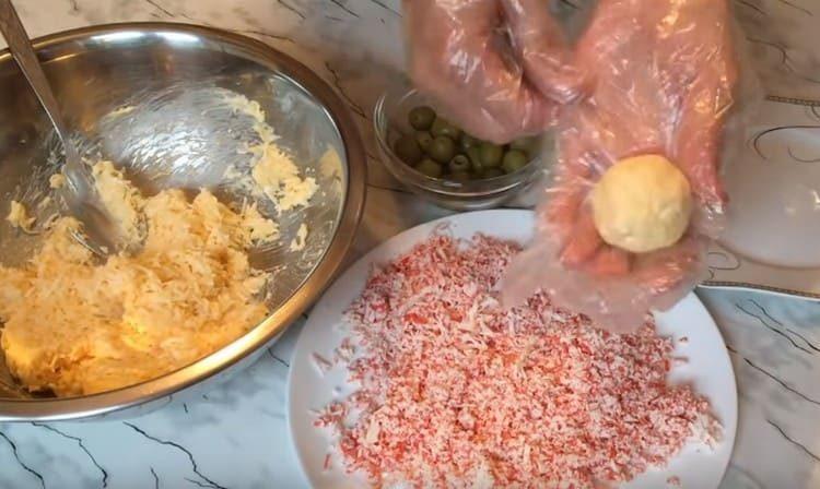 Rouler la tortilla aux olives en boule.