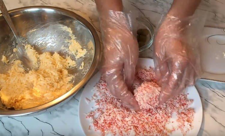 Rouler la boule dans des bâtons de crabe.