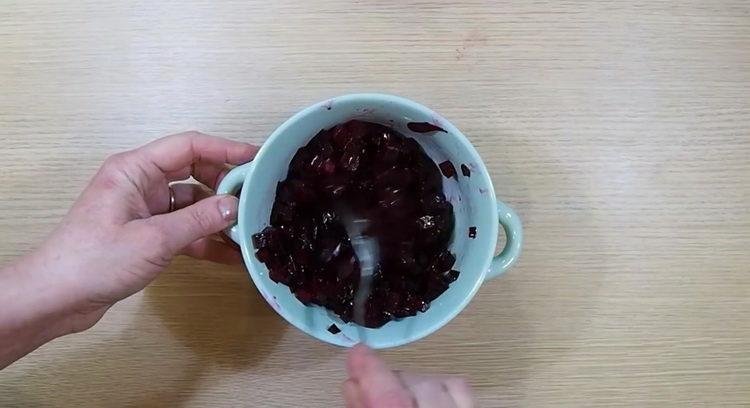 Pro přípravu salátu nasekejte řepu