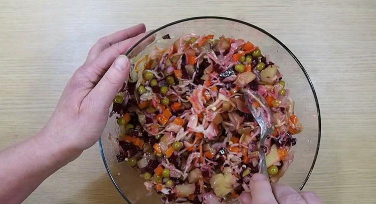 Smíchejte ingredience na salát.