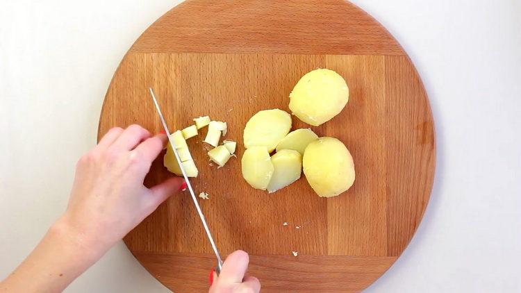 Pour la cuisson, hachez les pommes de terre