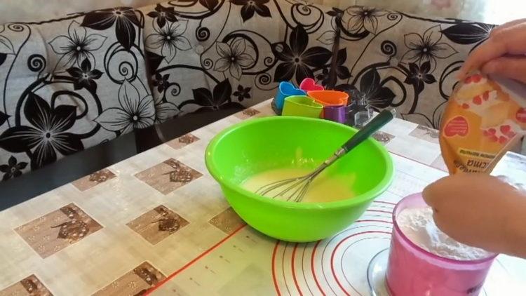 Bered ingredienserna för att förbereda kakorna