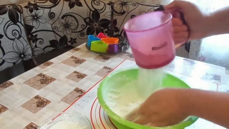 Sikt mjöl för att göra kakor