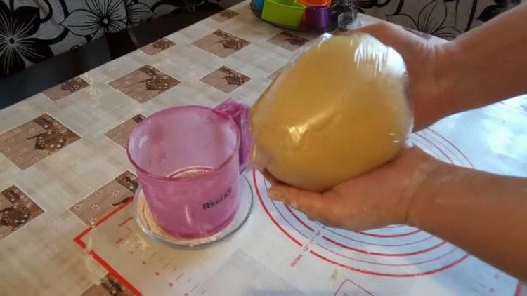 Knåda degen för att göra kakor