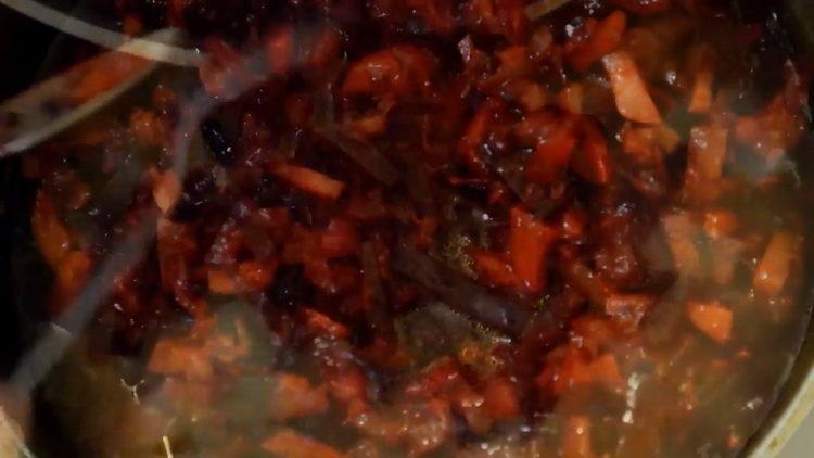 Mezcla los ingredientes para cocinar.