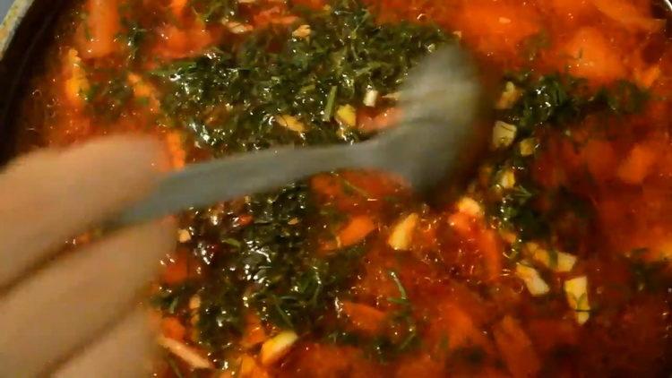 Para cocinar, corte las verduras