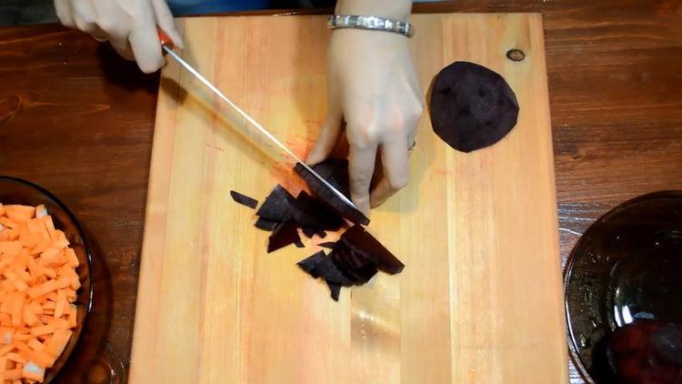 Para cocinar, pica las remolachas