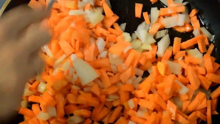 Freír verduras para cocinar